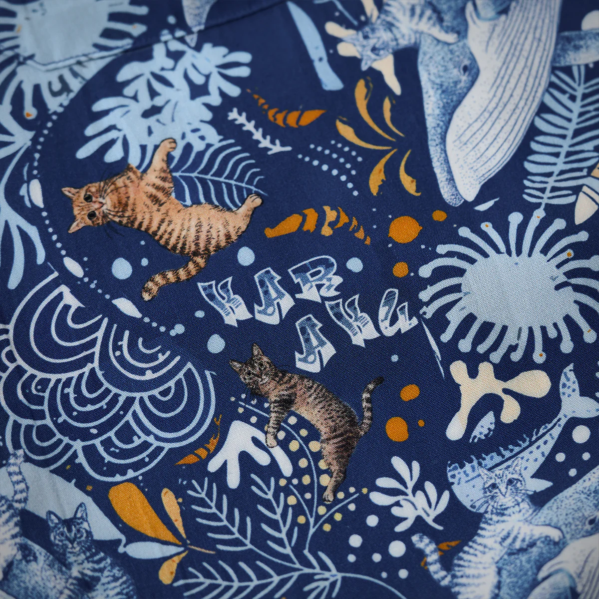 「KaraKuｘ365CAT.ART」鯨と泳ぐ猫 浮世絵総柄アロハシャツ - Image 17