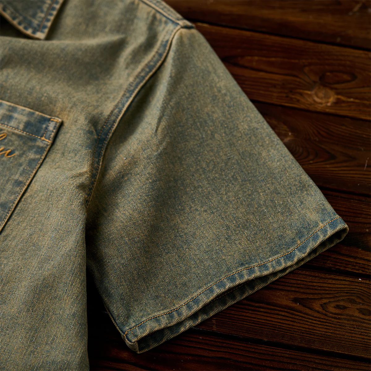 【予約】「Karaku」刺繍入り　赤ヒモ付きウォッシュド加工デニムオープンカラーシャツ - Image 13