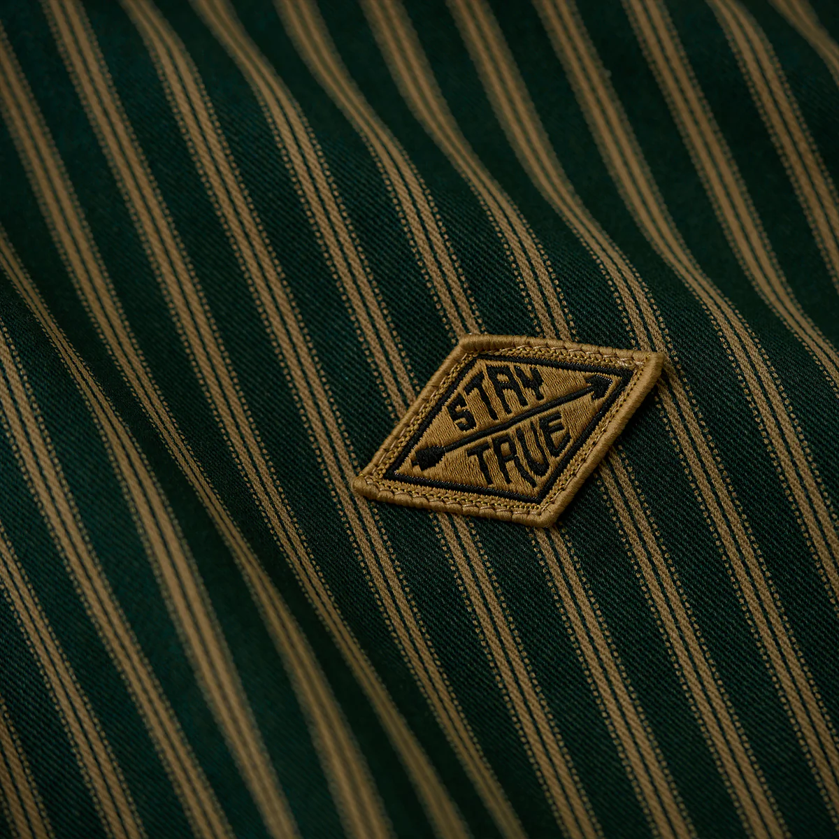 「STAY TRUE」刺繍ワッペン　レトロストライプ柄スタンドカラーシャツ - Image 9