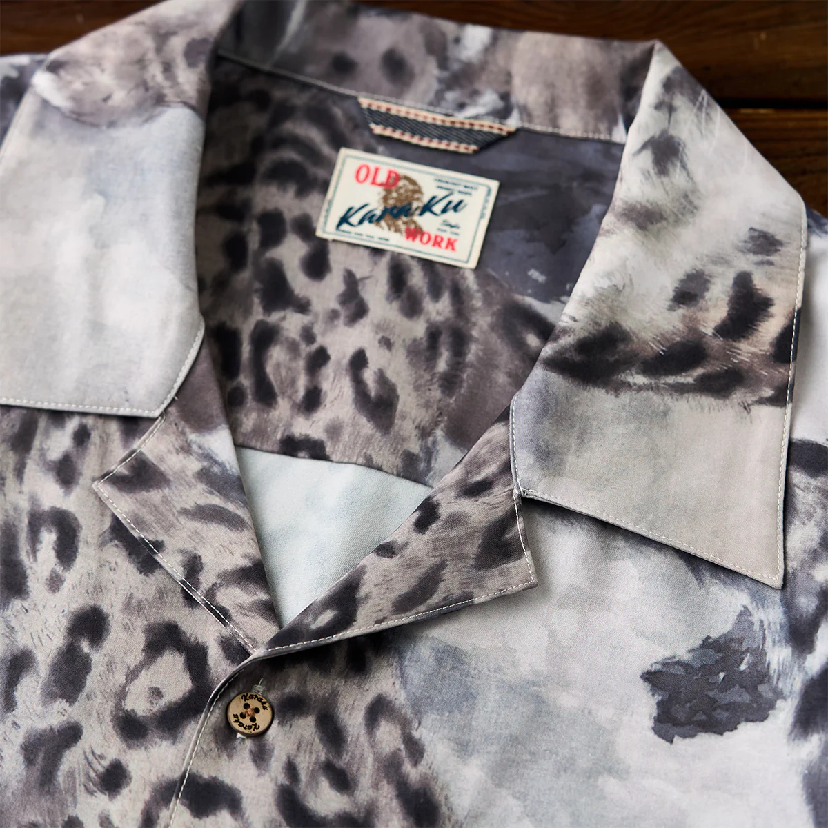 Karaku×川又聡「雪豹・Snow leopard」プリントアロハシャツ - Image 10
