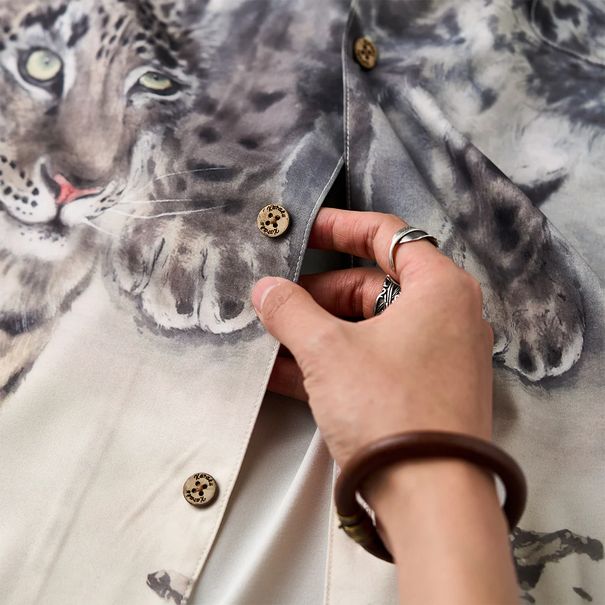 Karaku×川又聡「雪豹・Snow leopard」プリントアロハシャツ - Image 11