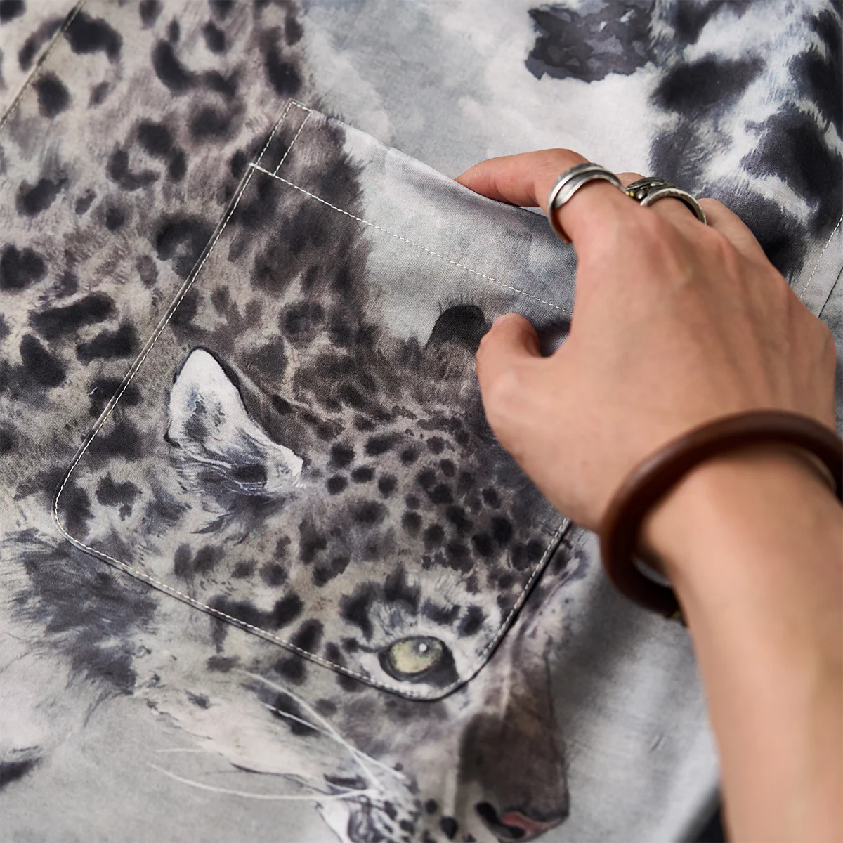 Karaku×川又聡「雪豹・Snow leopard」プリントアロハシャツ - Image 12