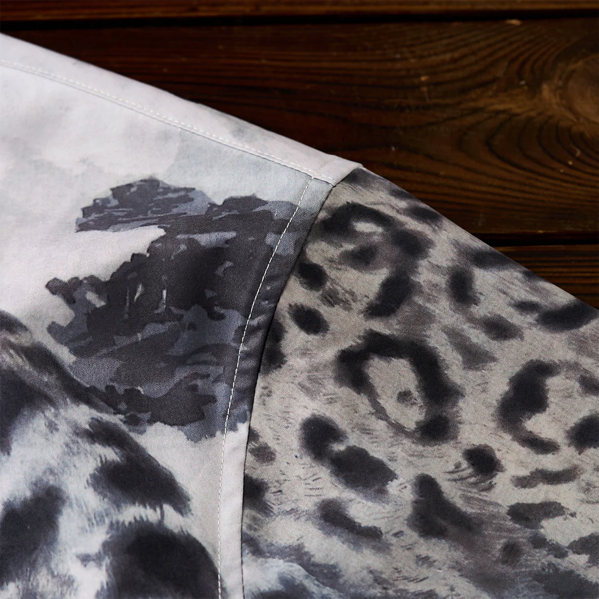 Karaku×川又聡「雪豹・Snow leopard」プリントアロハシャツ - Image 13