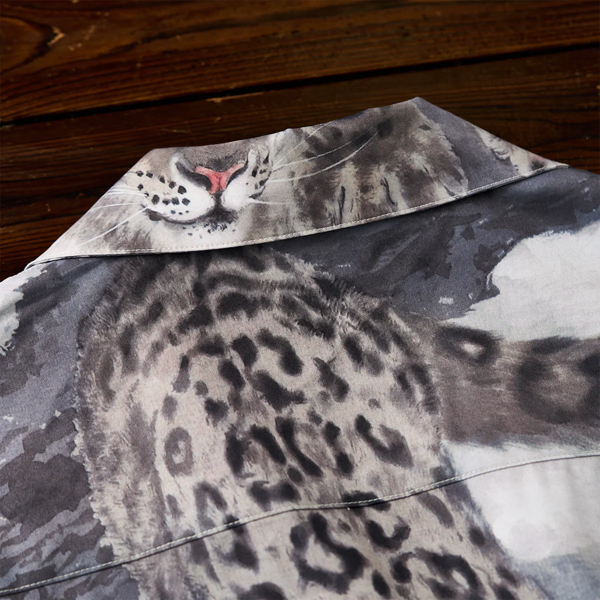 Karaku×川又聡「雪豹・Snow leopard」プリントアロハシャツ - Image 15