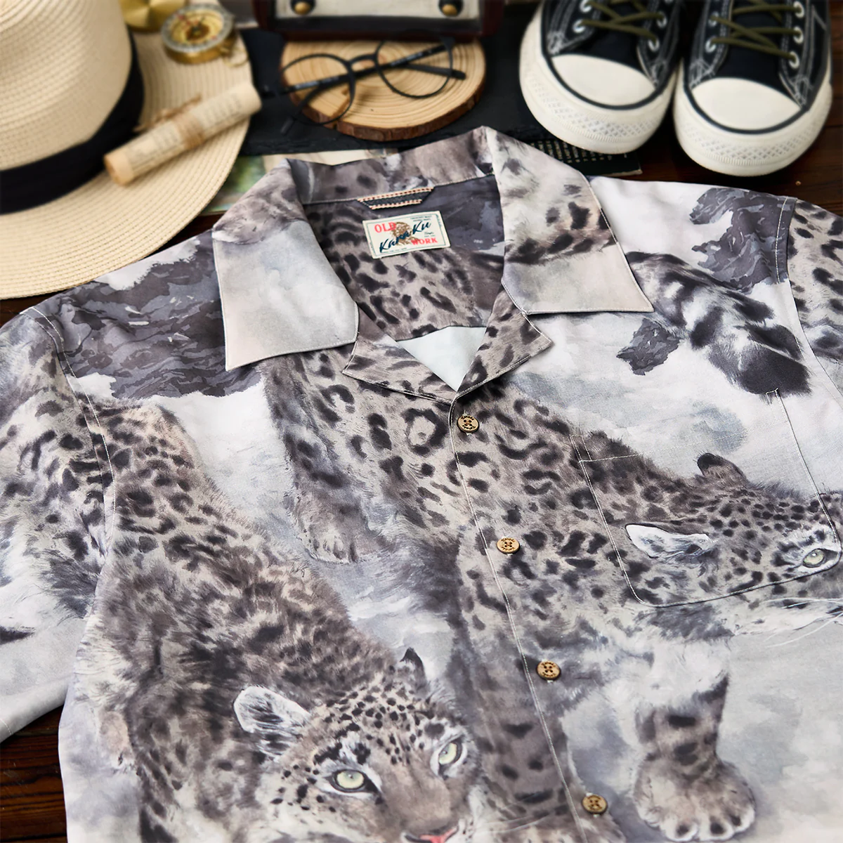 Karaku×川又聡「雪豹・Snow leopard」プリントアロハシャツ - Image 4